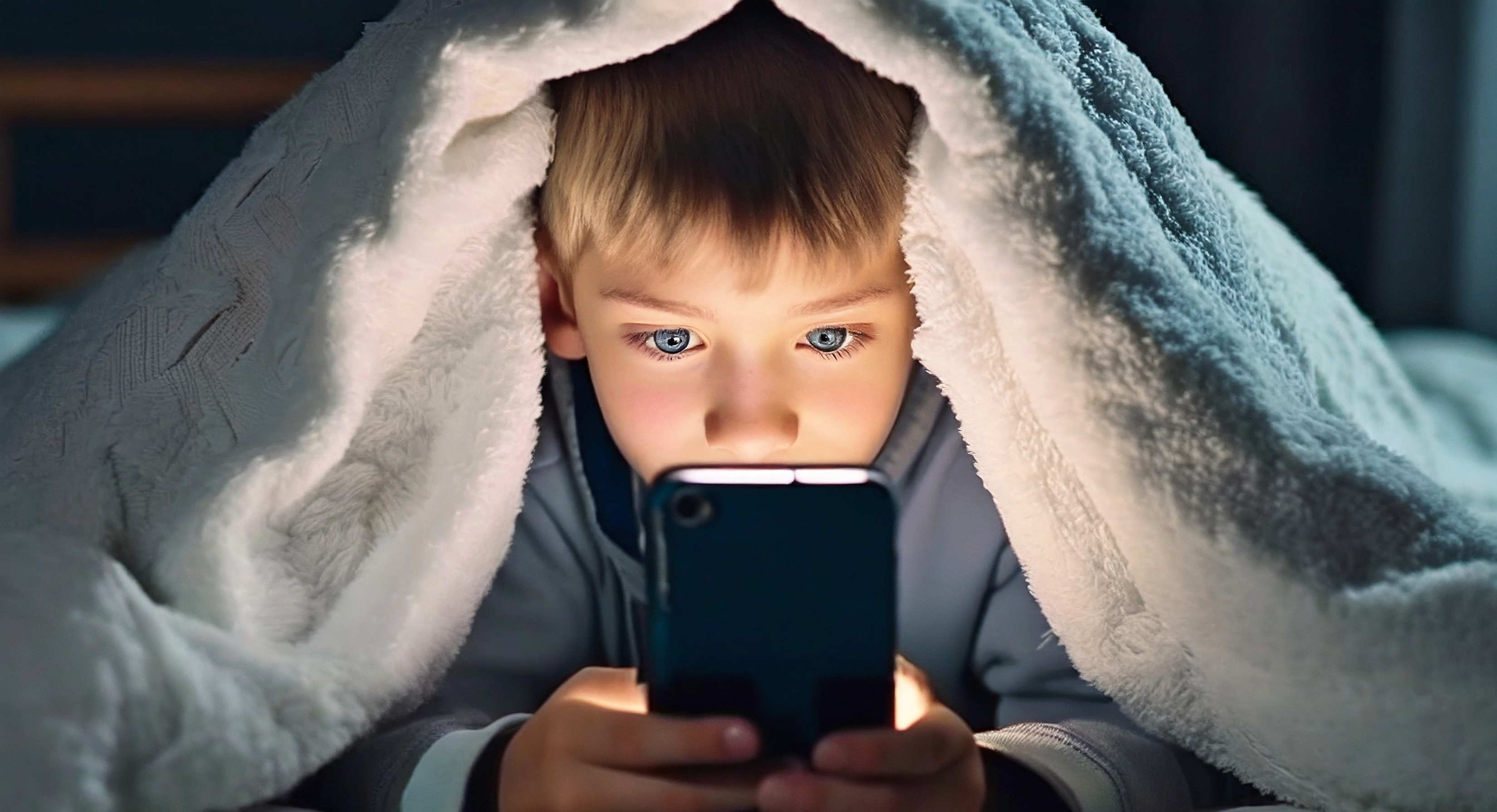 スマホを見る子ども